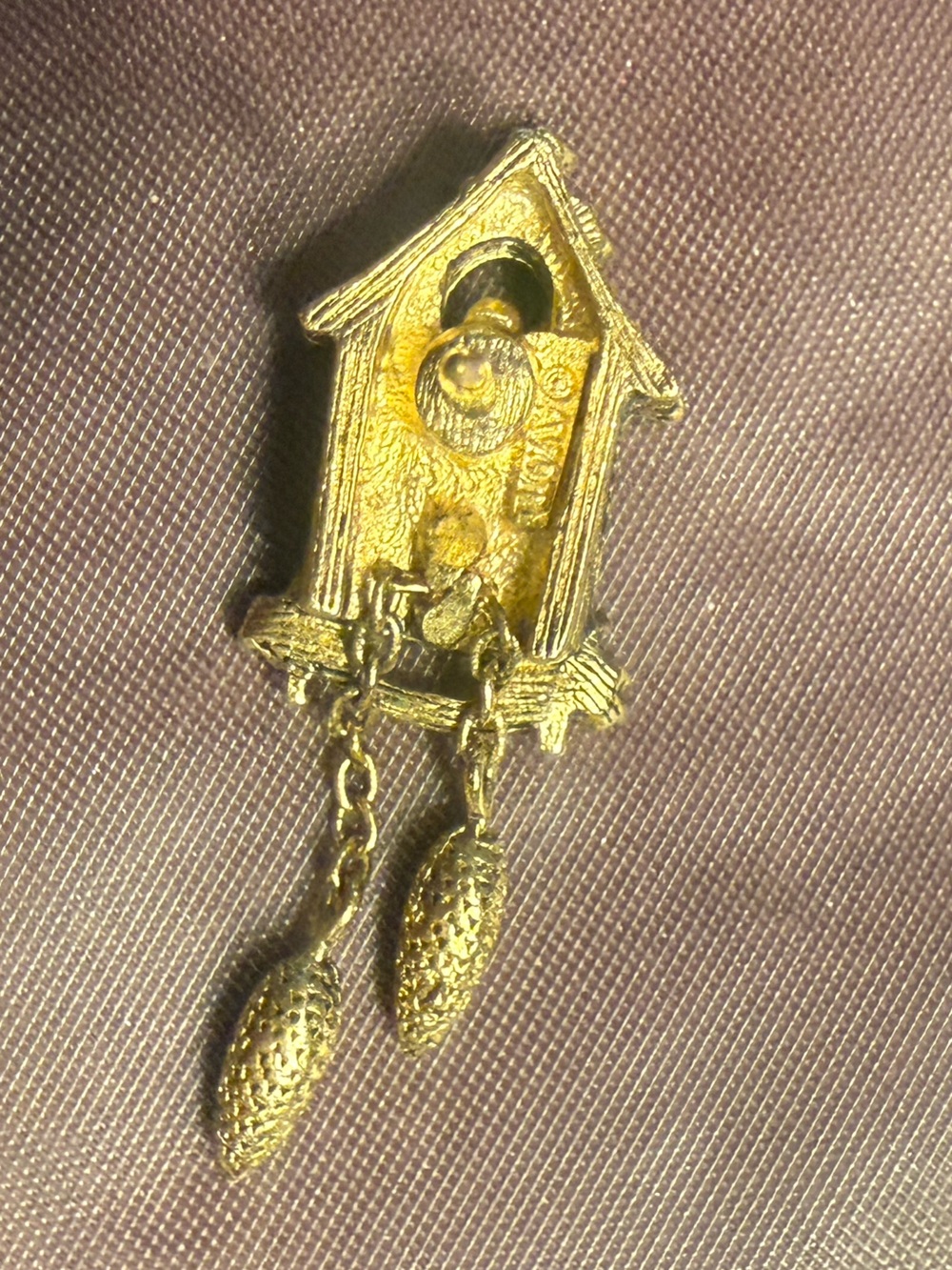 Vintage 1981 Avon Gold Tone Cuckoo Clock Lapel Pin Brooch - Picture 5 of 6